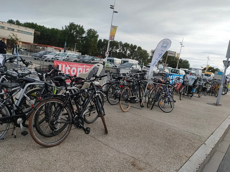 Parking vélo équipé des racks ALTAO® Mobile pour le concert de Roméo Elvis