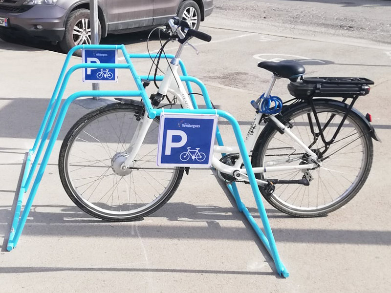 Rack ALTAO® Mobile personnalisé en bleu avec un plaque adhésivée "P"