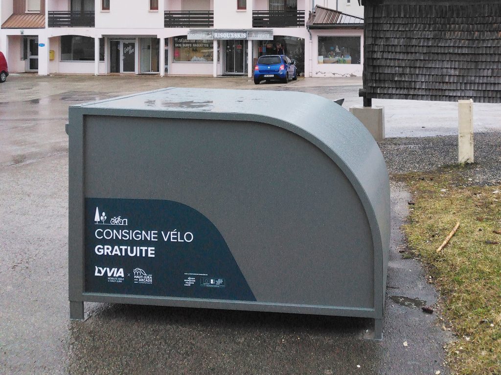 vue de profil d'une consigne vélo ALTAO® Cocoon personnalisée avec de l'adhésif