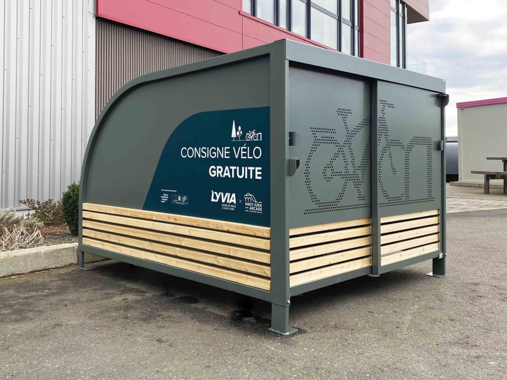 box vélo ALTAO® Cocoon personnalisé avec adhésifs et barreaudage bois pour le Parc Naturel du le Haut-Jura