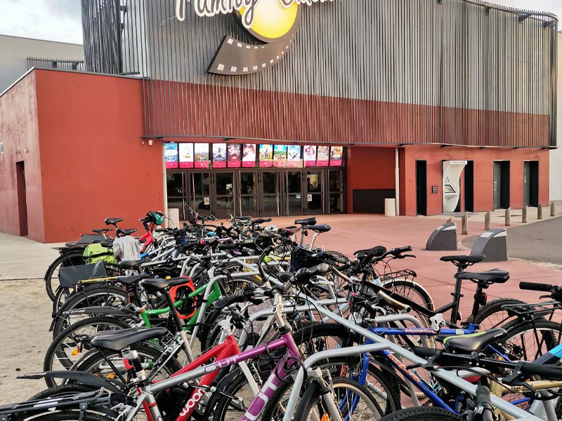 Racks ALTAO® Mobiles déployé lors d'une proejction de film dans le contexte de Mai à vélo à St Just St Rambert