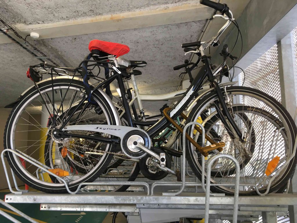 Vélo sécurisé avec un antivol attaché au cadre à la roue et à l'arceau de l'Optima V10