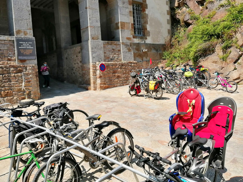 Parking dédié au cyclotourisme au mont Saint Michel