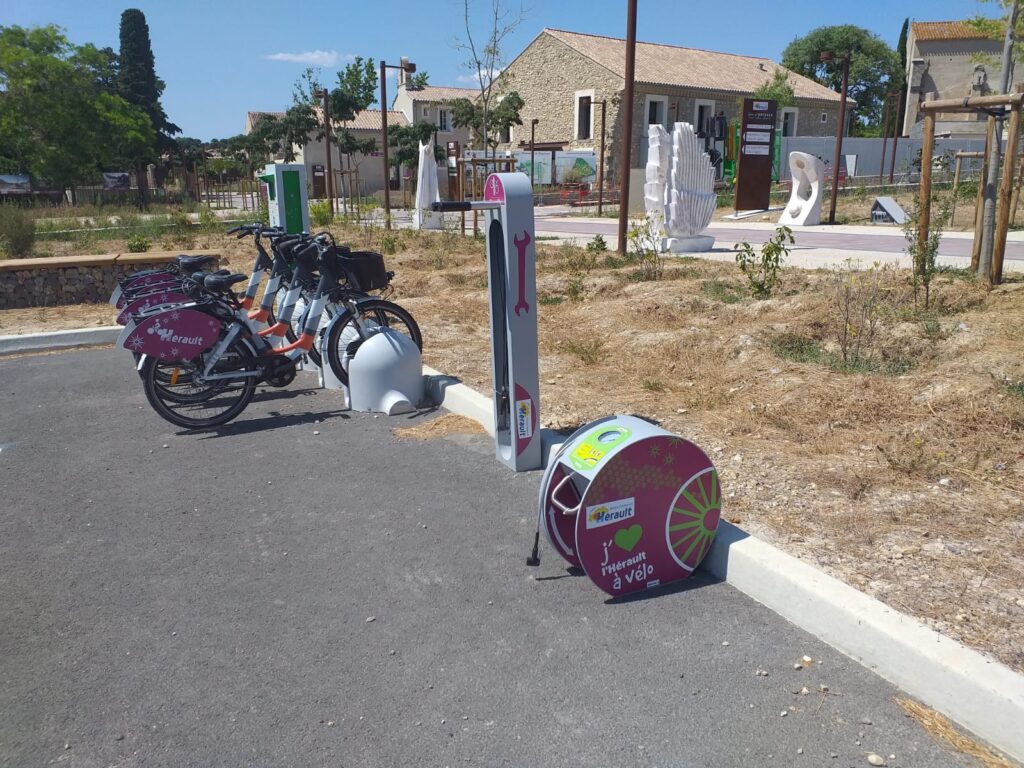 Station de réparation et de gonflage vélos