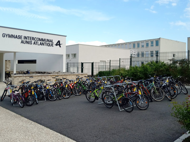 Parking vélo temporaire de la bourse à vélo créé à partir des racks autoportants ALTAO® Mobile
