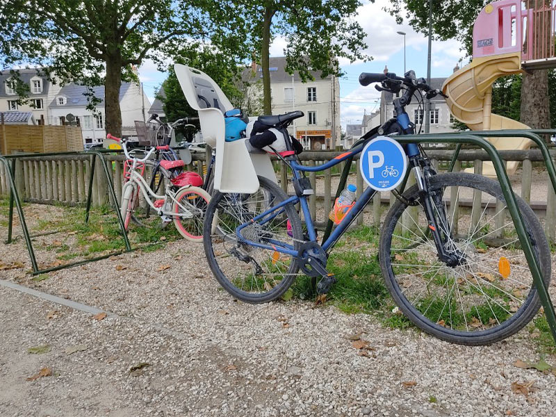 Stationnement vélo avec des racks ALTAO® Mobile pour les déplacements de la vie quotidienne proche d'une aire de jeux pour enfant "La Paillote"
