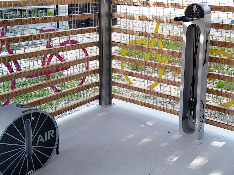 station de gonflage ALTAO® Pump et totem de réparation ALTAO® Fix à disposition dans les abris fermés ALTAO® Spacio et ALTAO® Spacio solaires à Mérignac