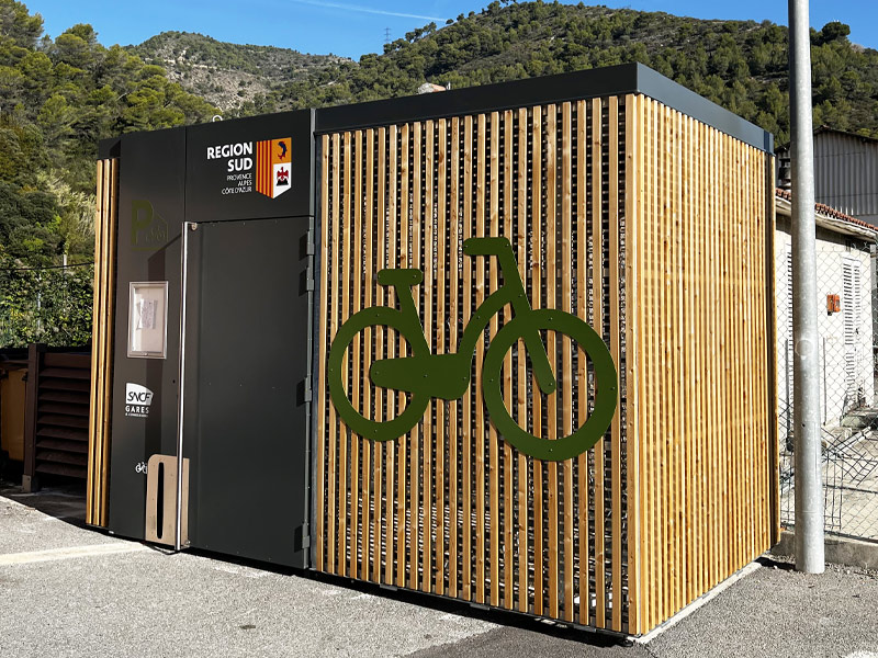 Barreaudage bois + vélo découpé dans de la tôle verte sur un abri vélo Cigogne® 10 places