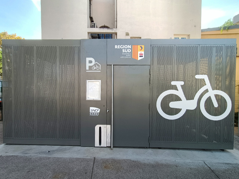 parking Abri Cigogne de Juan les Pins réalisé en tôle perforée grise foncée avec vélo blanc