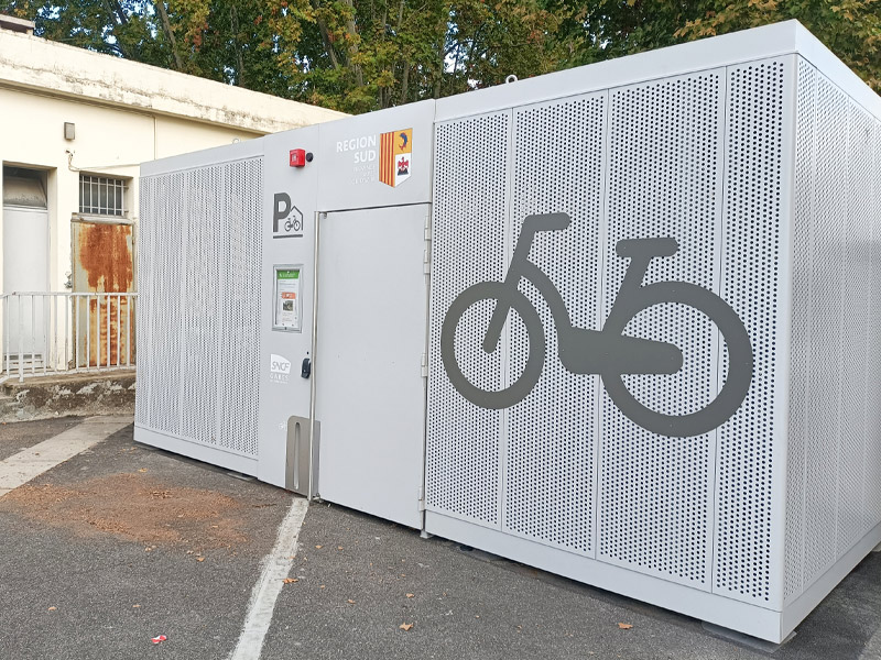 Abri Cigogne L'Isle sur Sorgues Tôle perforée grise claire avec un vélo gris