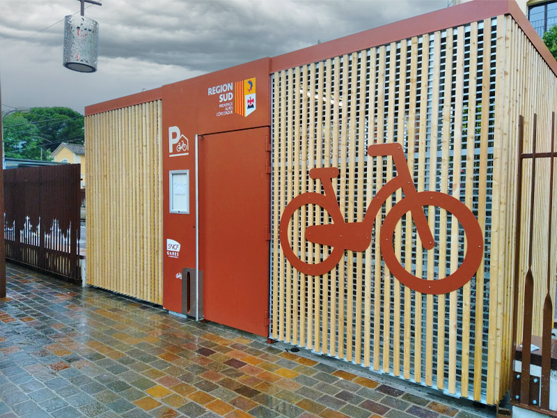 parking vélo sécurisé en Abri Cigogne® Mandelieu La Napoule barreaudage bois + tôle orange