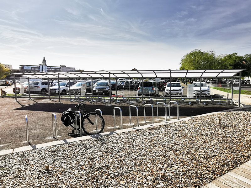 Abri ouvert avec arceaux cargo pour vélos spéciaux et rack ALTAO Parco + arceaux urbains U renversés