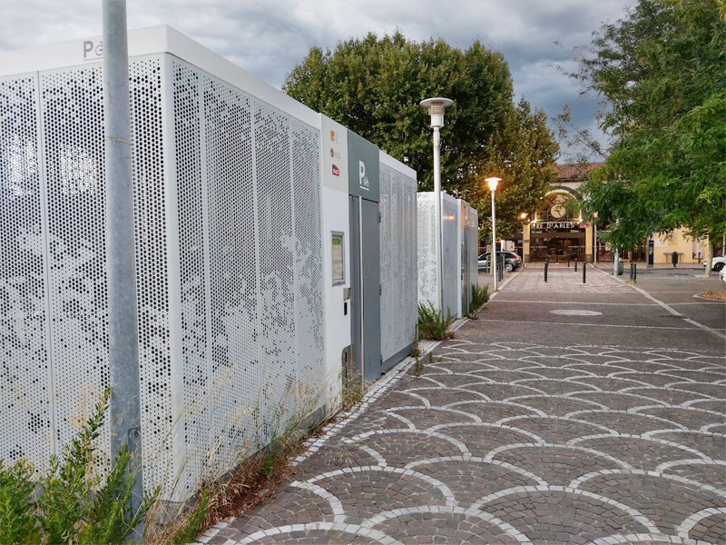 deux modules de stationnement vélos sécurisé Abri Cigogne® en gare d'Arles