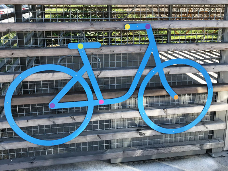 figurine vélo bleu sur les parois des abris ALTAO® Spacio et ALTAO® Spacio solaires de Mérignac