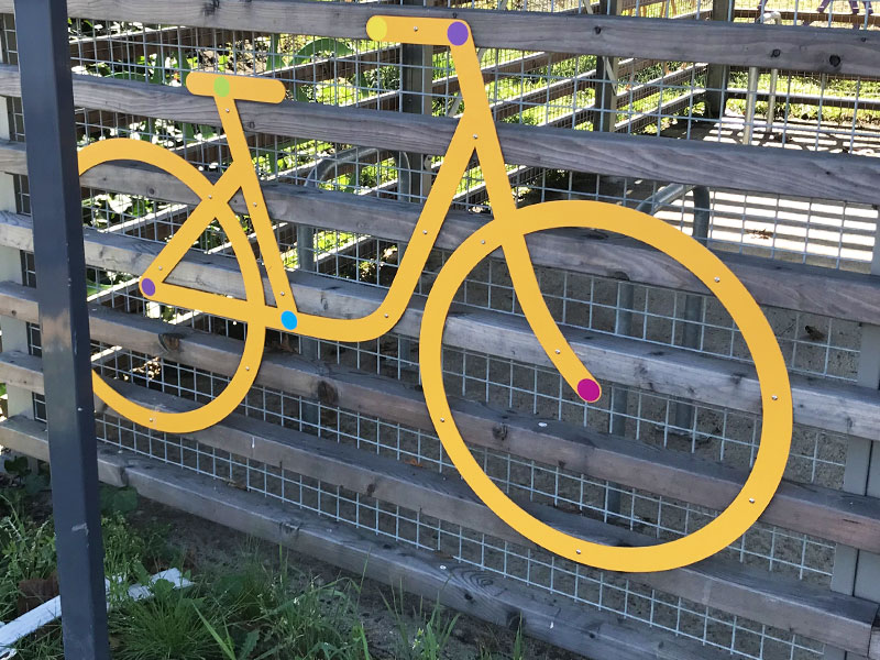 figurine vélo orange sur les parois des abris ALTAO® Spacio et ALTAO® Spacio solaires de Mérignac