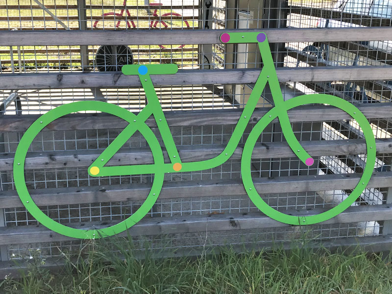 figurine vélo vert sur les parois des abris ALTAO® Spacio et ALTAO® Spacio solaires de Mérignac