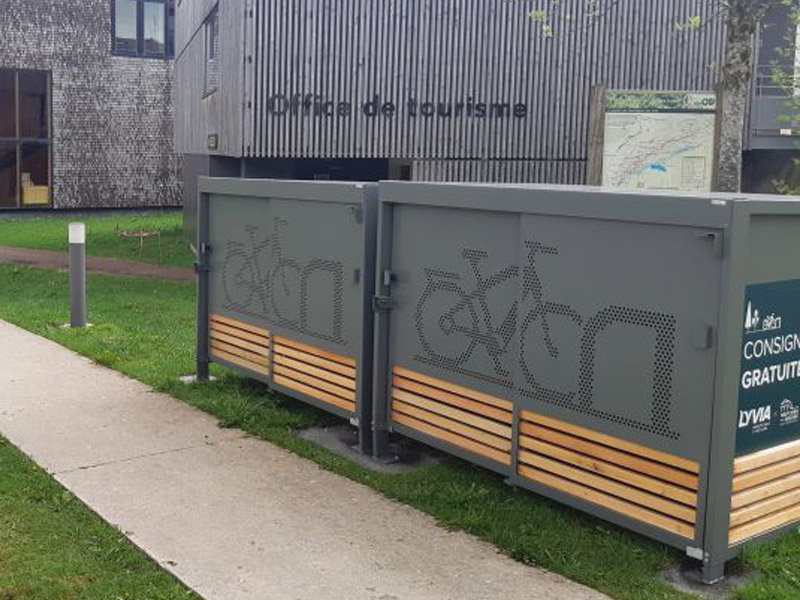 box vélo fermé ALTAO® Cocoon du Haut Jura avec des lattes en bois près de l'office de tourisme