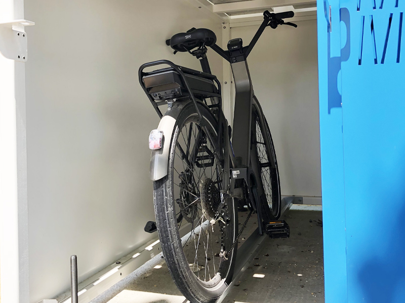 vélo dans un box pour le stationnement sécurisé