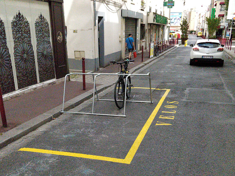 expérimentation de parking vélos sur des places de stationnement voiture au Pré Saint Gervais