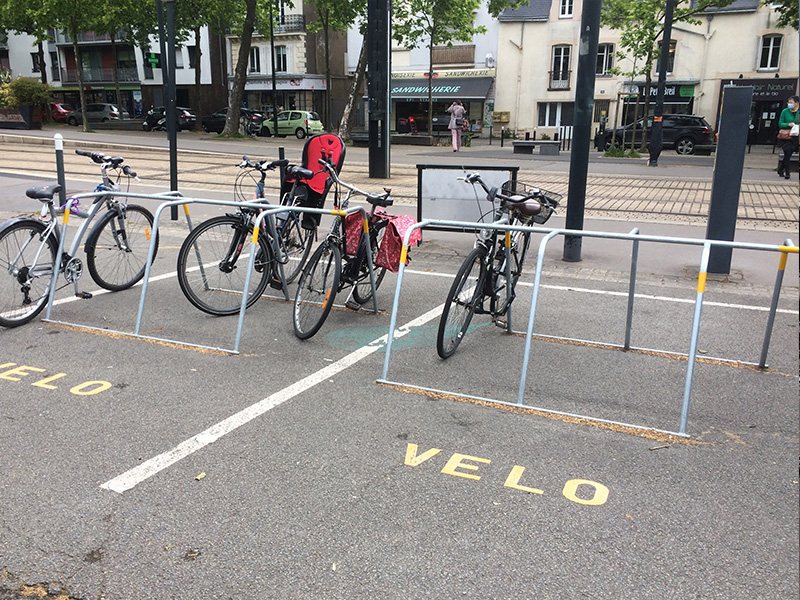 test de stationnement vélos sur des places de parking voiture à Nantes