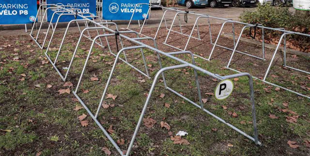 Parking vélo temporaire pour le Top 14 réalisé avec des racks ALTAO® Mobile