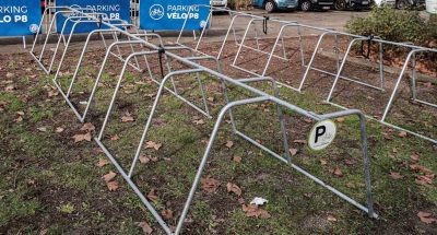 Parking vélo temporaire pour le Top 14 réalisé avec des racks ALTAO® Mobile