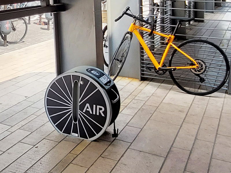 Station de gonflage ALTAO® Pump située à la Gare de Vincennes disposée après le réaménagement du Parking Vélos