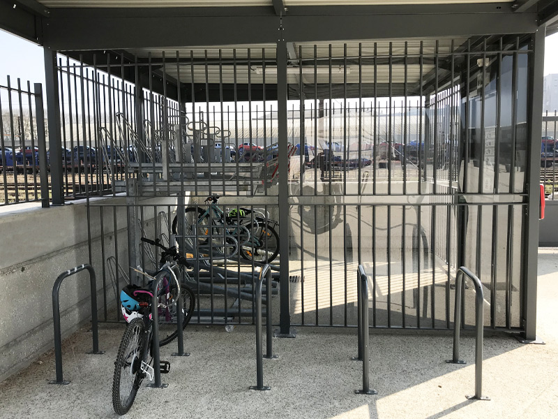 Espace libre service pour le stationnement des vélos sur des arceaux urbains U renversé