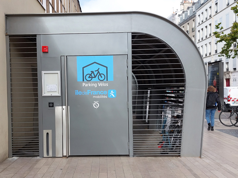 Vue de face du bloc porte d'entrée après le réaménagement du Parking Vélo à lla Gare de Vincennes