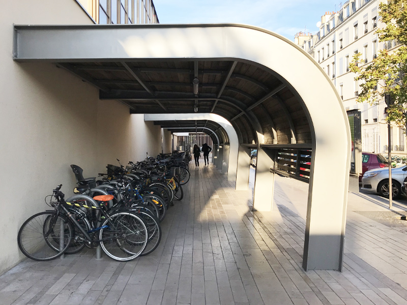 Vue de face de l'espace de stationnement ouvert pour vélo de la gare de Vincenne