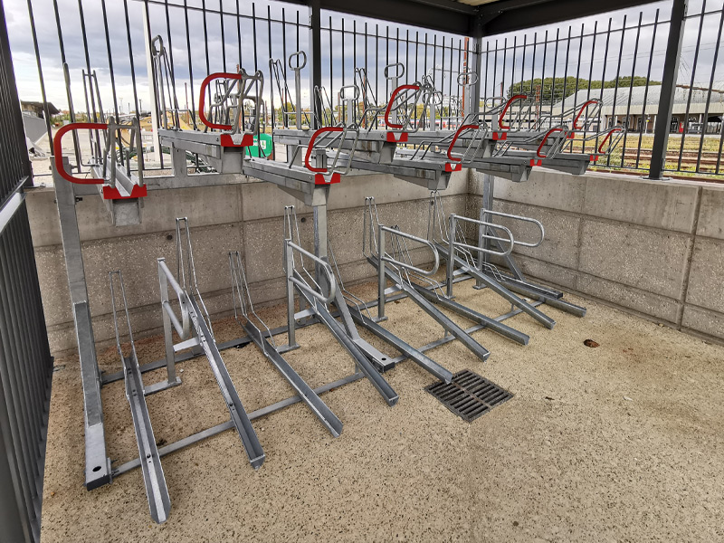 Racks Optima V7 dans l'espace fermé de l'abri vélo sur mesure