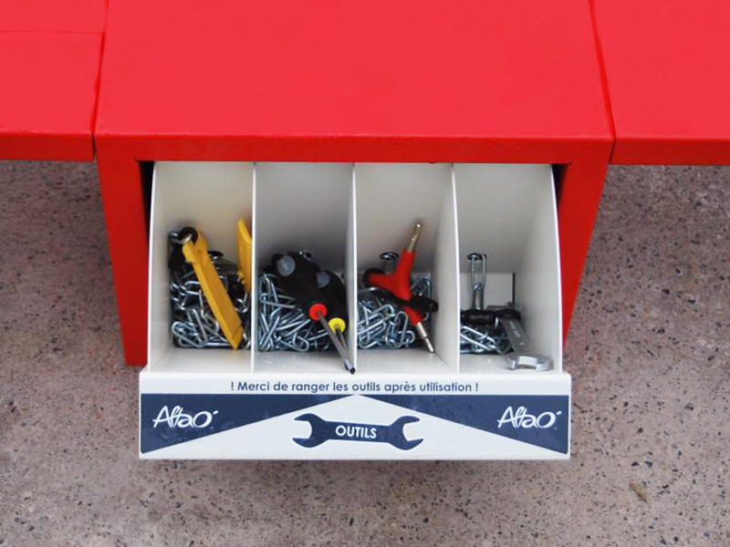 détail caisse à outils ALTAO® Modulo avec outils sécurisés par des chaînes