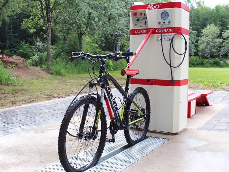 Station de service ALTAO® Modulo espace lavage avec le vélo qui tient seul grâce au bras rigide