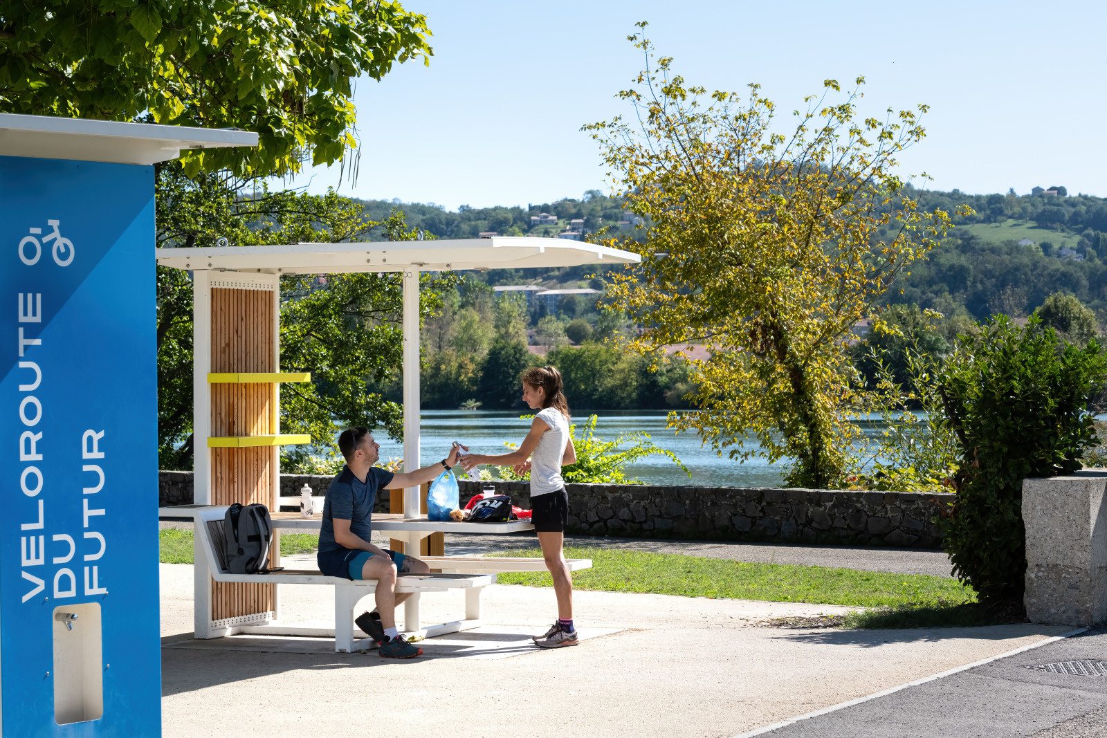 espace aire de repas intégrés à la structure de la véloroute du futur