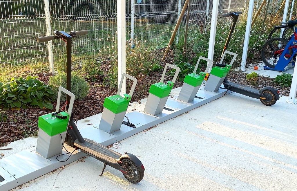 les employés ont stationnés et branchés leurs trottinettes électriques