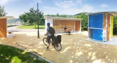 vista general de los tres módulos del área de parada cicloturista en la ruta ciclista del futuro