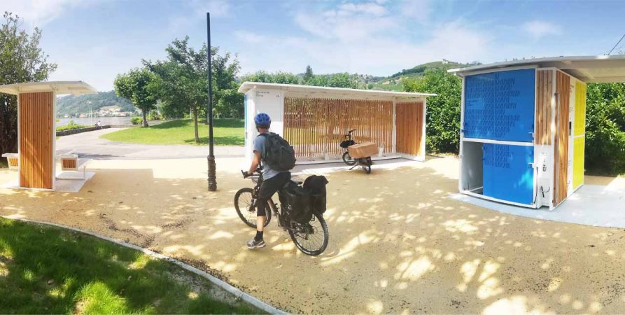 vue globale des trois modules de l'aire d'arrêt cyclotouriste de la véloroute du futur