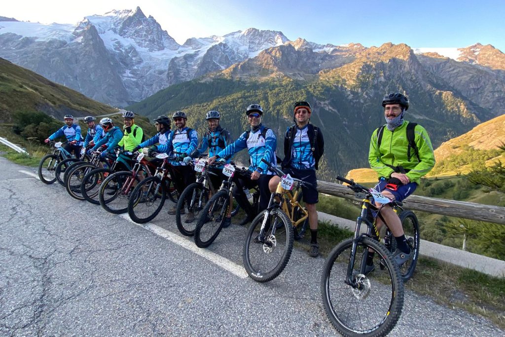 Toute l'équipe Altinnova avant le départ de l'événement sportif vélo Ultra Raid de La Meije VTT