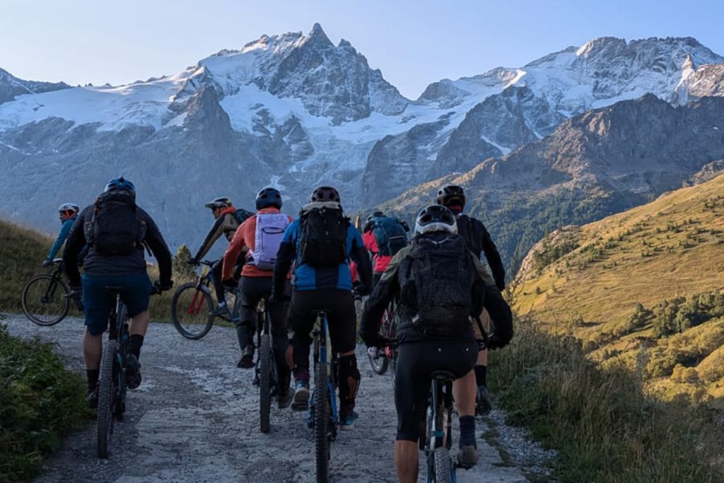 départ de l'équipe Altinnova sur l'Ultra Raid de La Meije VTT