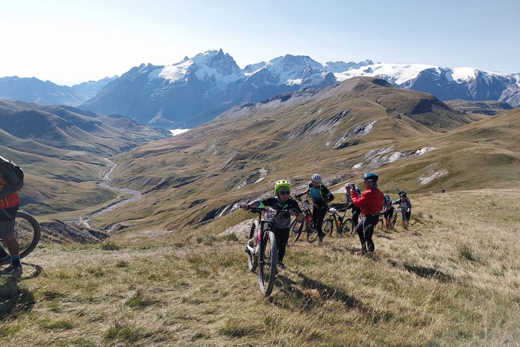 VTTistes en montée sur l'Ultra Raid de La Meije VTT