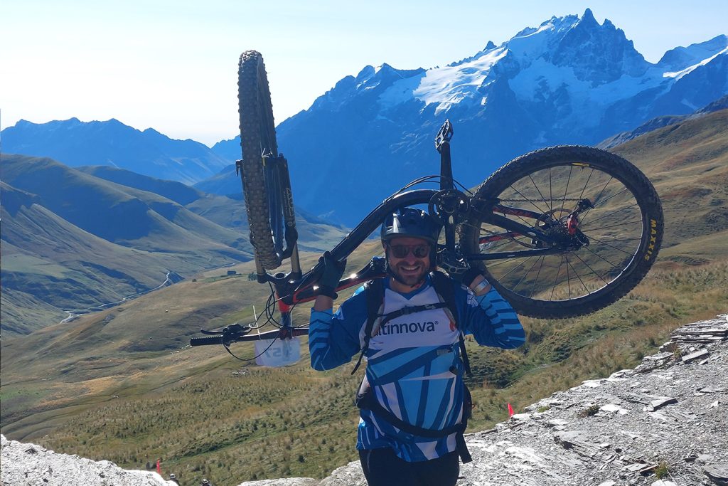 portage de vélo d'un membre de l'équipe Altinnova sur l'Ultra Raid de La Meije VTT