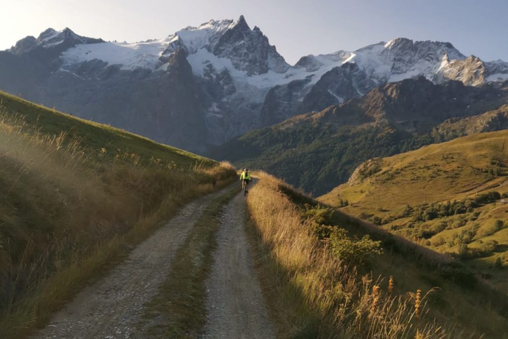 cycliste sur un chemin de montagne de l'Ultra Raid de La Meije VTT