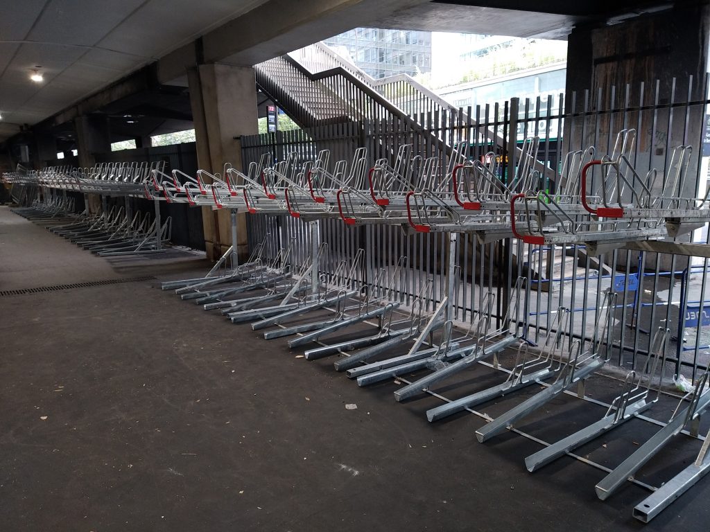 râteliers pour vélos installés en gare