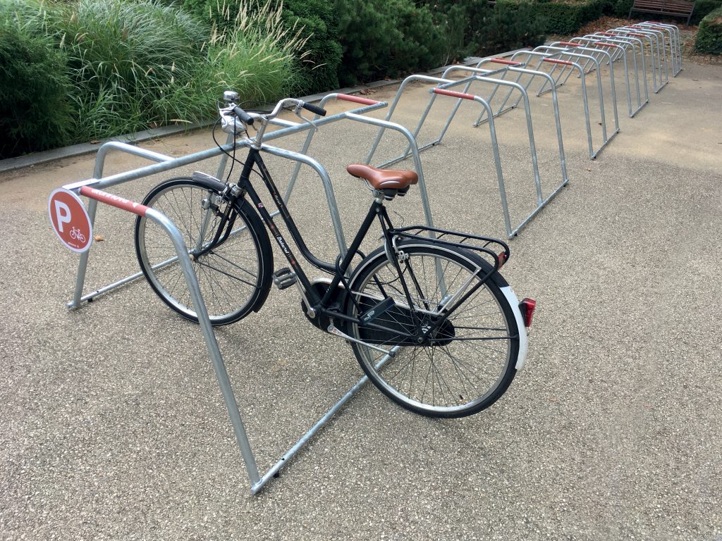 exemple de parking vélo éphémère utilisant les racks de stationnement vélos temporaire pour cycles qui vont être déployés durant les Jeux Olympiques 2024