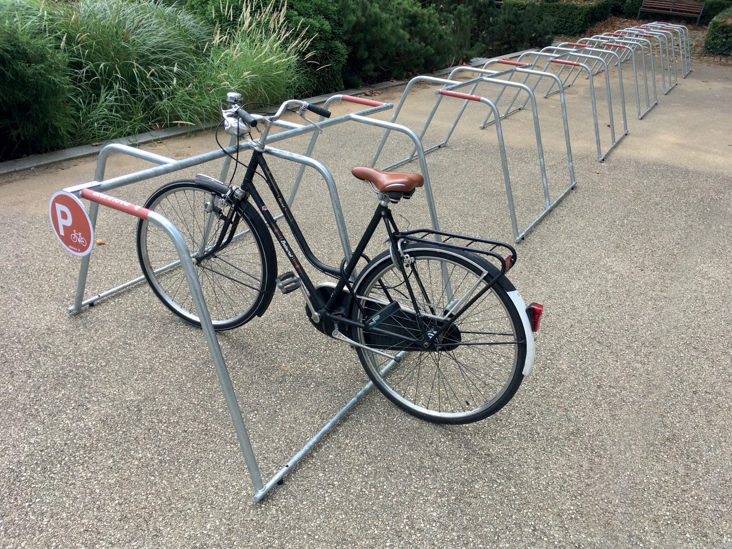 exemple de parking vélo éphémère utilisant les racks de stationnement vélos temporaire pour cycles qui vont être déployés durant les Jeux Olympiques 2024