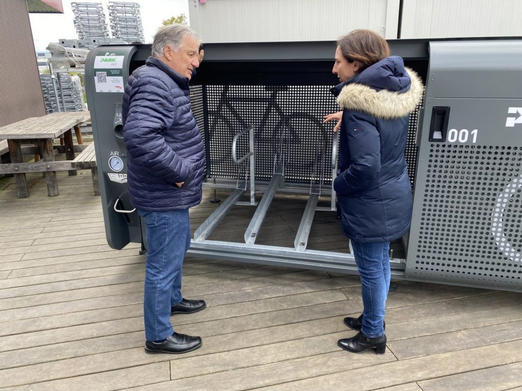 La présidente d'Altinnova Corinne Verdier un des produits phares à Dino Cinieri lors d'une visite