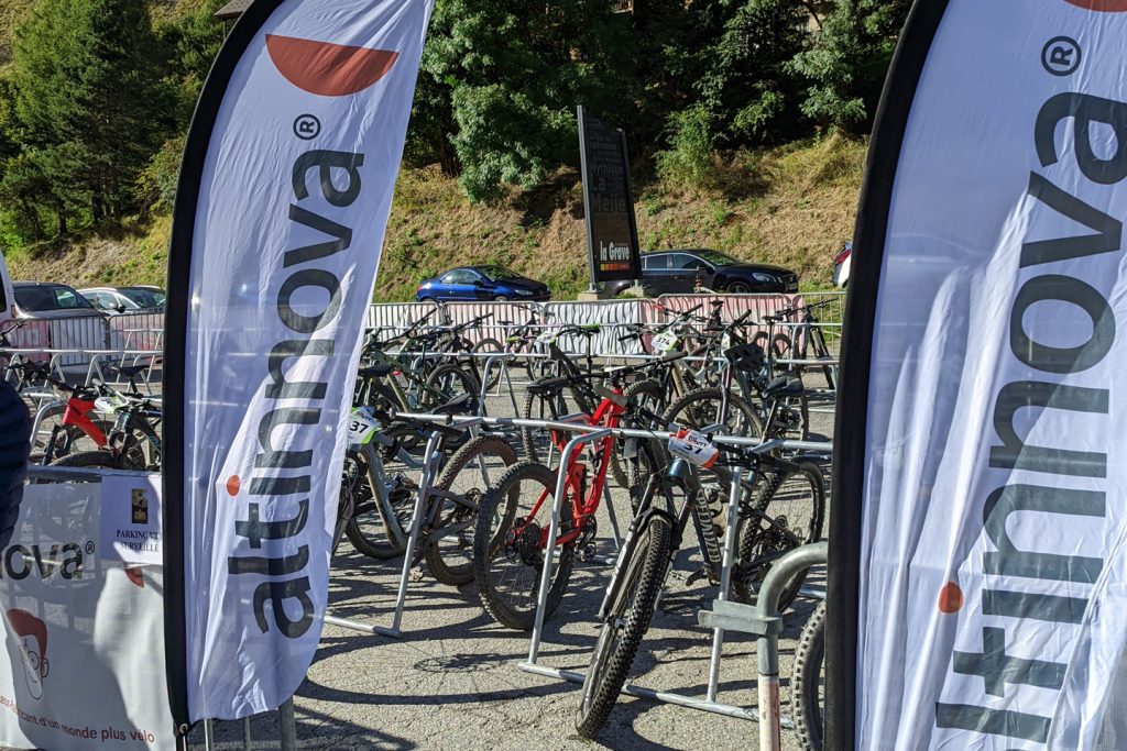 parking vélo temporaire Altinnova de l’événement sportif Ultra Raid de La Meije rempli de VTT