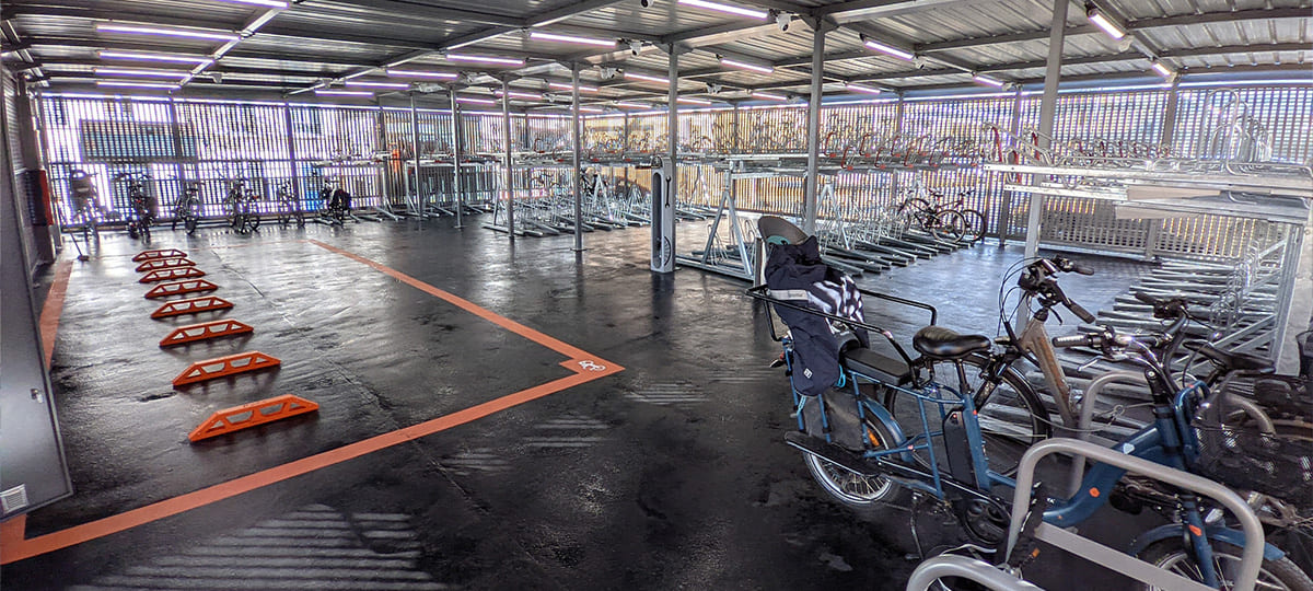intérieur du parking vélos sécurisé de la gare de Vincennes