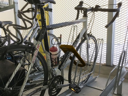 velo attaché dans un garage à vélos
