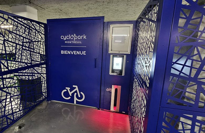 entrada al aparcamiento seguro para bicicletas Indigo de Montreuil